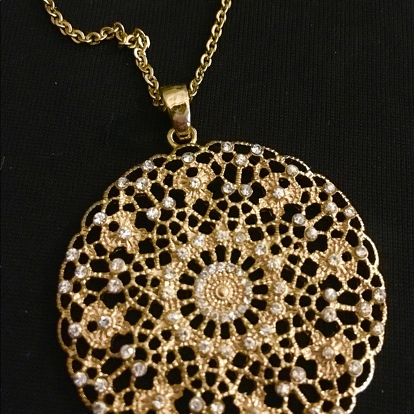 Jewelry - Gold pendant necklace